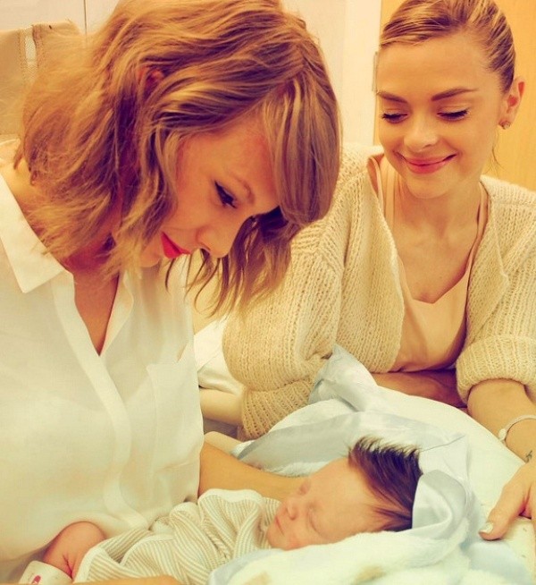 Z Taylor Swift je hrdá krstná mama 